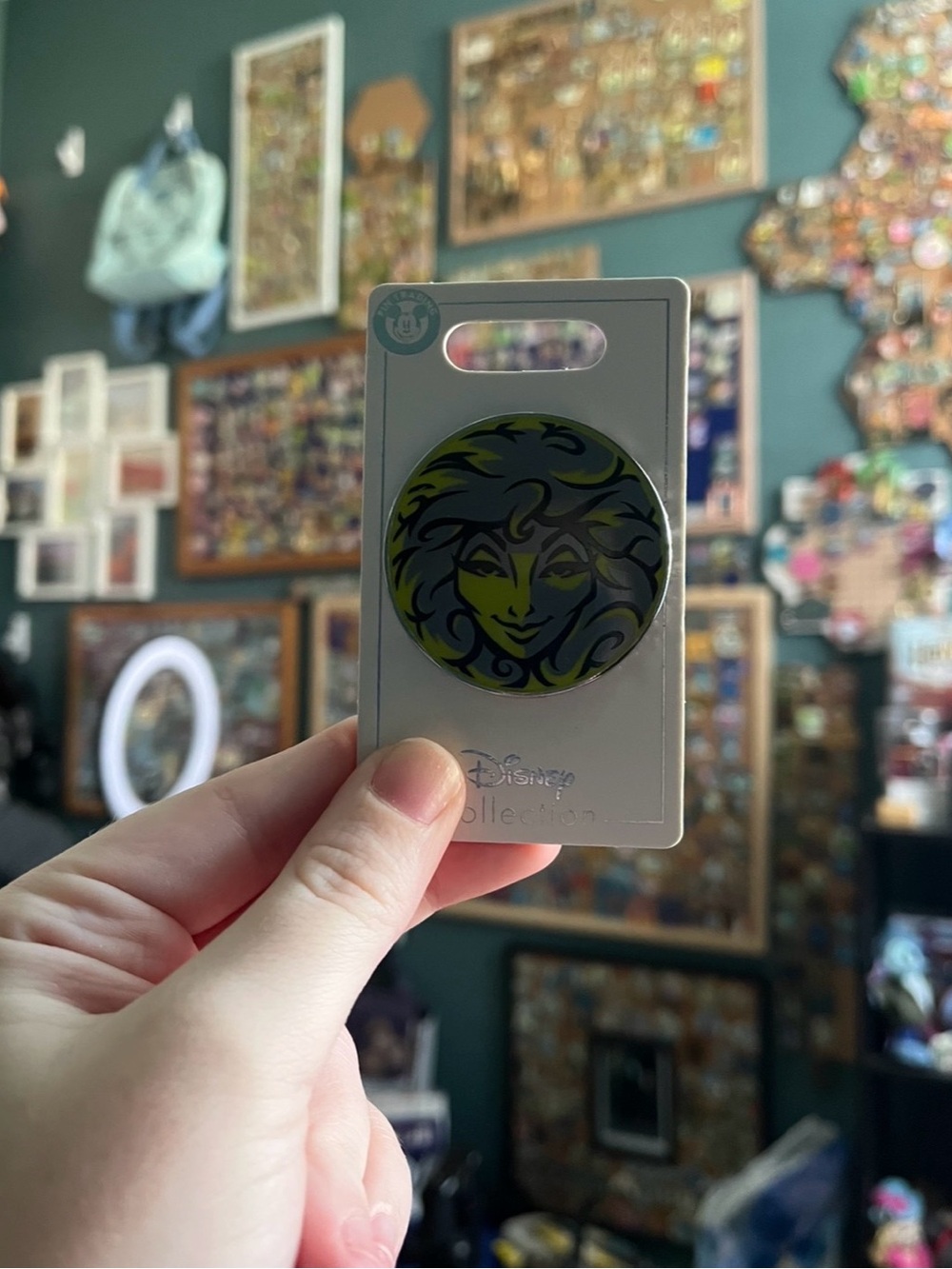 2020 Disney Parks Haunted Mansion Madame Leota Pin Glow In The Dark Pin